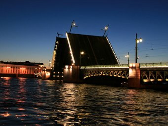 Разведенный Дворцовый мост в Санкт-Петербурге. Фото с сайта www.walkspb.ru