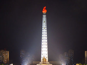 Монумент идей чучхе в Пхеньяне. Фото Martyn Williams с сайта wikipedia.org 