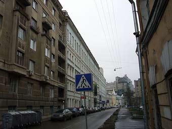 Газетный переулок, в котором расположен жилищный департамент города Москвы. Фото Leonid Dzhepko с сайта wikipedia.org
