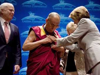 Представители Конгресса вручают Далай-ламе премию Лантоса. Фото ©AFP