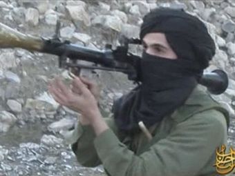 Боевик 'Аль-Каеды'. Кадр из видеообращения к жителям Германии, переданный ©AFP Боевик 'Аль-Каеды'. Кадр из видеообращения к жителям Германии, переданный ©AFP