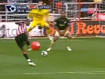 Удар Даррена Бента по воротам "Ливерпуля". Кадр ролика, выложенного на сайте Youtube
