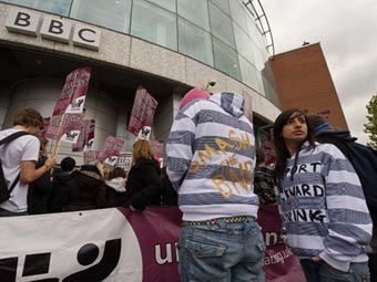 Протестующие перед телецентром BBC. Фото (c)AFP