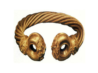 Золотое кельтское ожерелье. Фото с сайта macdonnellofleinster.org