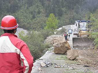 Разбор завалов на горной дороге после землетрясения. Фото Miniwiki с сайта wikipedia.org
