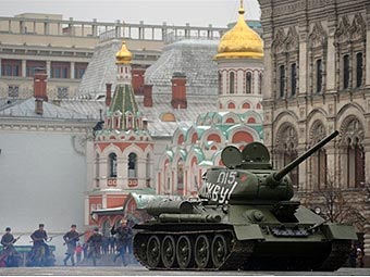 Т-34 на шествии в Москве. Фото ©AFP 