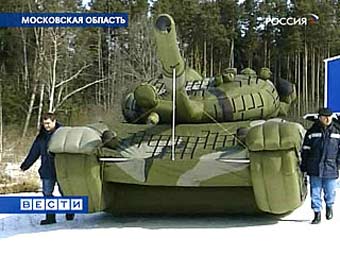 Надувной танк. Кадр телеканала "Россия"