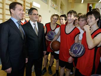 Дмитрий Медведев на встрече со школьниками. Архивное фото ©AFP