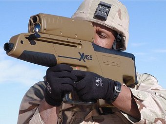 Американский боец с гранатометом XM-25. Фото с сайта world.guns.ru