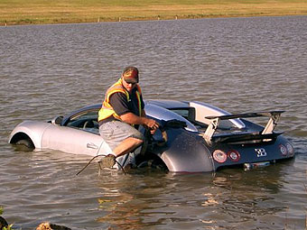 Эвакуация Bugatti Veyron из прибрежного болота. Фото ©AP 