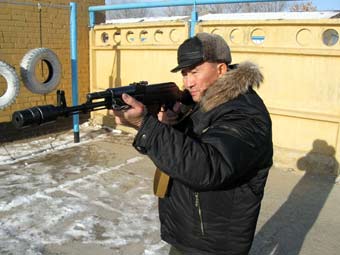 Дияр Гильманов демонстрирует свое изобретение. Фото с персональной страницы на Mail.Ru 