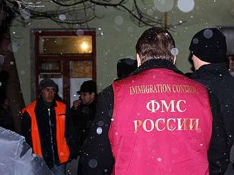 Проводимая в общежитии рабочих-мигрантов проверка. Фото пресс-службы УФМС по Москве 