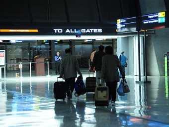 Пассажиры в Международном аэропорту Даллеса. Фото ©AFP