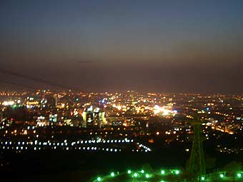 Панорама Алма-Аты ночью. Фото пользователя Vmenkov с сайта wikipedia.org
