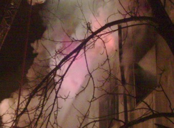 Фото "Ленты.Ру" с места пожара в Потаповском переулке