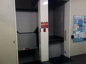 Лифт системы "paternoster". Фото пользователя cyfex с сайта wikipedia.org