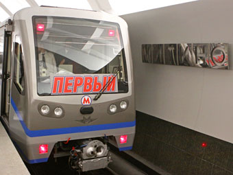 Первый поезд на станции "Митино". Фото Александра Котомина, Lenta.ru