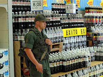 В Венесуэле за спекуляцию закрыли 70 магазинов