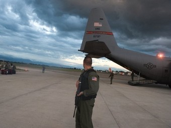 Американский военный в Порт-о-Пренс. Фото (c)AFP Американский военный в Порт-о-Пренс. Фото (c)AFP