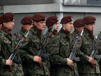 Войско Польское распродает запасы еды, подтяжек, кальсон и гвоздей