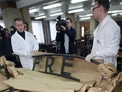 Надпись "Arbeit Macht Frei" вернули сотрудникам музея Освенцима