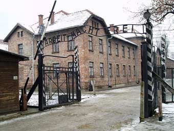 Охранник Освенцима уволен из-за кражи символа концлагеря