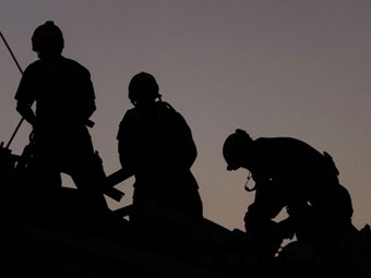 Спасатели работают на развалинах дома в Порт-о-Пренсе. Фото (c)AFP Спасатели работают на развалинах дома в Порт-о-Пренсе. Фото (c)AFP
