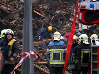Спасатели и пожарные у обрушившегося дома в Льеже. Фото (c)AFP Спасатели и пожарные у обрушившегося дома в Льеже. Фото (c)AFP