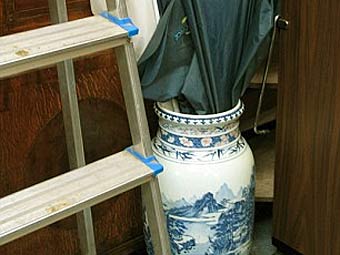 Вазу династии Цин использовали как подставку для зонтиков