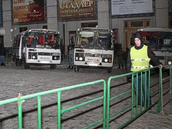 Автобусы ОМОНа на Триумфальной площади 31 декабря 2009 года. Фото Александра Котомина, Lenta.Ru