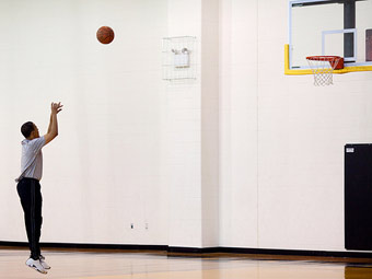 Барак Обама на баскетбольной тренировке. Фото пресс-службы Белого дома США