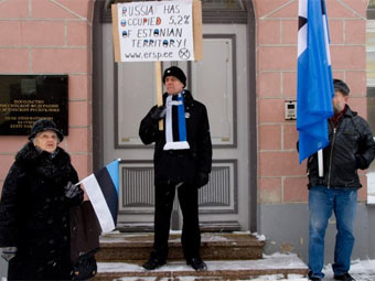 Акция националистов у здания посольства РФ в Таллине. Фото Taavi Arus, DELFI