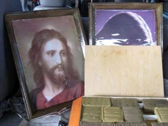 Контрабандистка спрятала марихуану в картинах с Иисусом Христом
