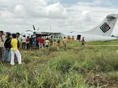 Индонезийский самолет приземлился в рисовом поле