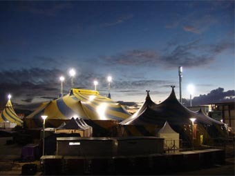 Правительству Гаити подарили цирковые шатры для заседаний