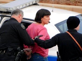 Задержание Эми Бишоп 12 февраля 2010 года. Фото ©AP