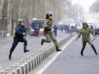 Полиция во время акции оппозиции в Тегеране. Фото (c)AFP Полиция во время акции оппозиции в Тегеране. Фото (c)AFP