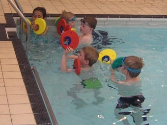 Британским детям запретили плавать в бассейне в очках