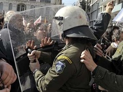 Полиция Афин применила против демонстрантов слезоточивый газ