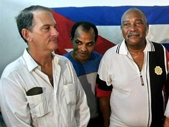 Кубинские диссиденты Рене Гомес Мансано (слева), Орландо Сапато и Феликс Бонне объявляют о начале голодовки 11 марта 2003 года. Архивное фото ©AFP