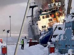В норвежском порту вторые сутки горит российский траулер
