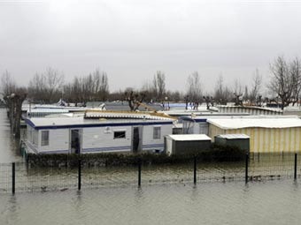 Затопленный поселок во Франции. Фото (c)AFP Затопленный поселок во Франции. Фото (c)AFP