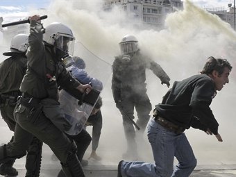 У стен греческого парламента произошли столкновения