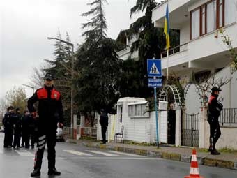 Напавший на украинское консульство турок скончался от ран