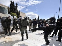 Греческие анархисты забросали полицию камнями и бутылками