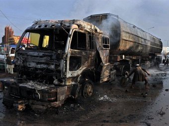 Сгоревший топливный транспортер НАТО в Пакистане. Фото (c)AFP Сгоревший топливный транспортер НАТО в Пакистане. Фото (c)AFP