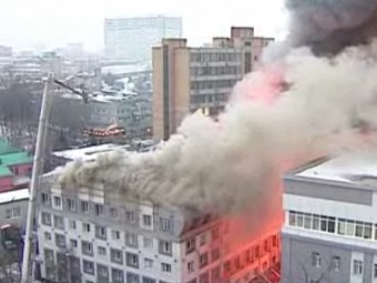 Горящий бизнес-центр на 2-й Хуторской улице. Кадр телеканала "Россия 24"