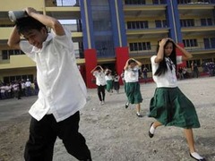 Землетрясение напугало офисных работников в Маниле
