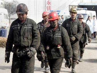 В затопленной китайской шахте блокированы 150 горняков