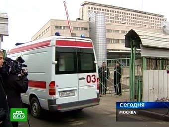 Автомобиль "скорой помощи" у института имени Склифосовского. Кадр телеканала НТВ